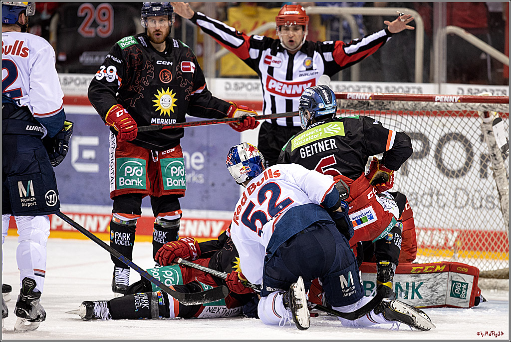 PENNY DEL Viertelfinale 4. Spiel; Duesseldorfer EG - Red Bull Muenchen; Duesseldorf, 16.04.2022